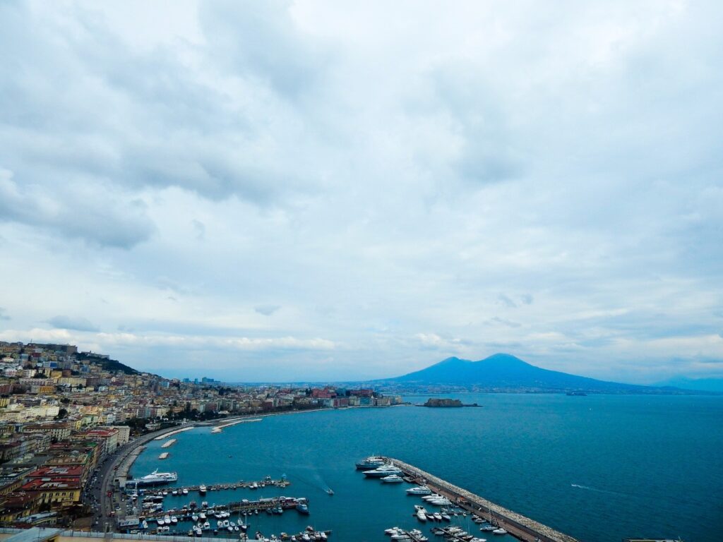 Panorama di Napoli con il Vesuvio